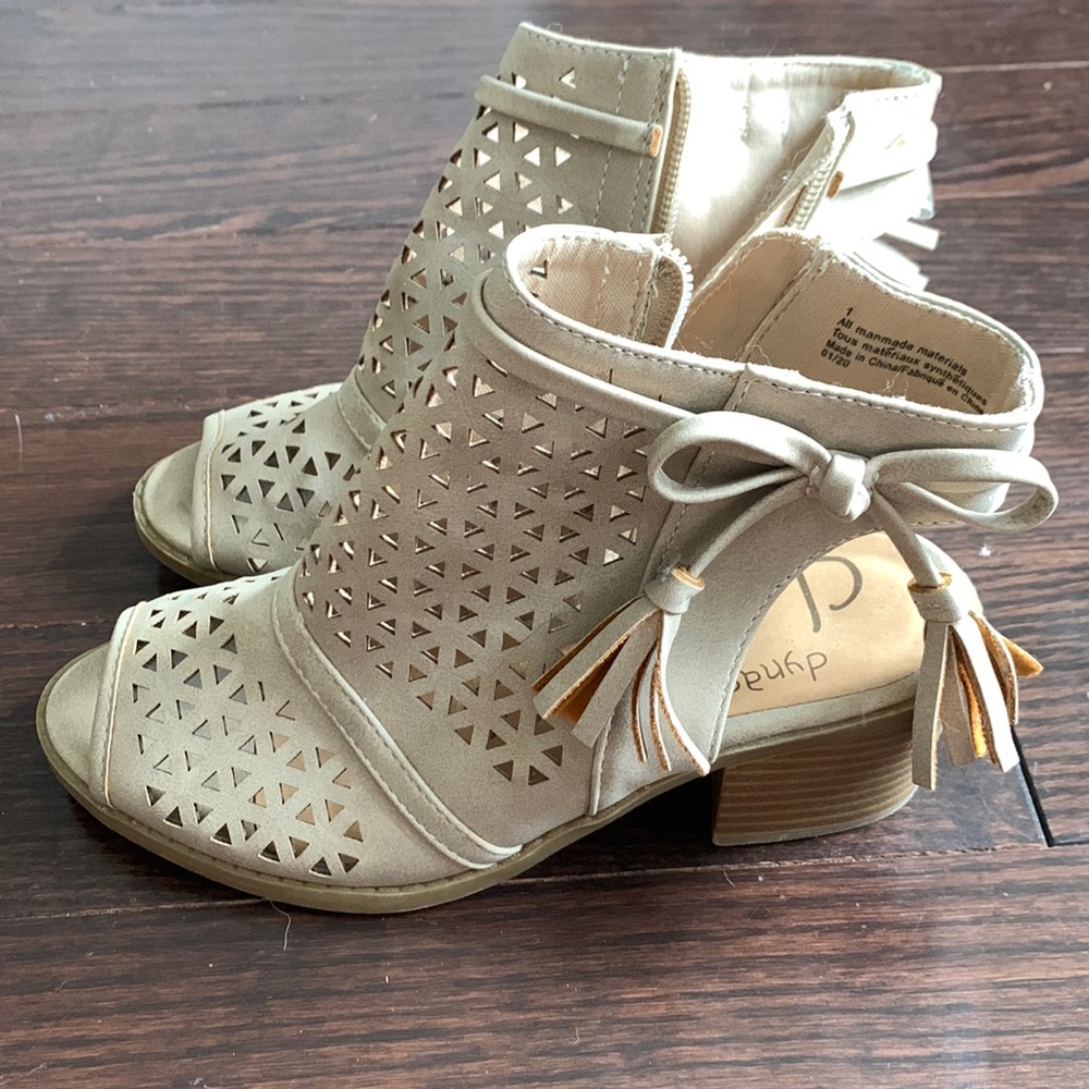 Girls dress shoes.